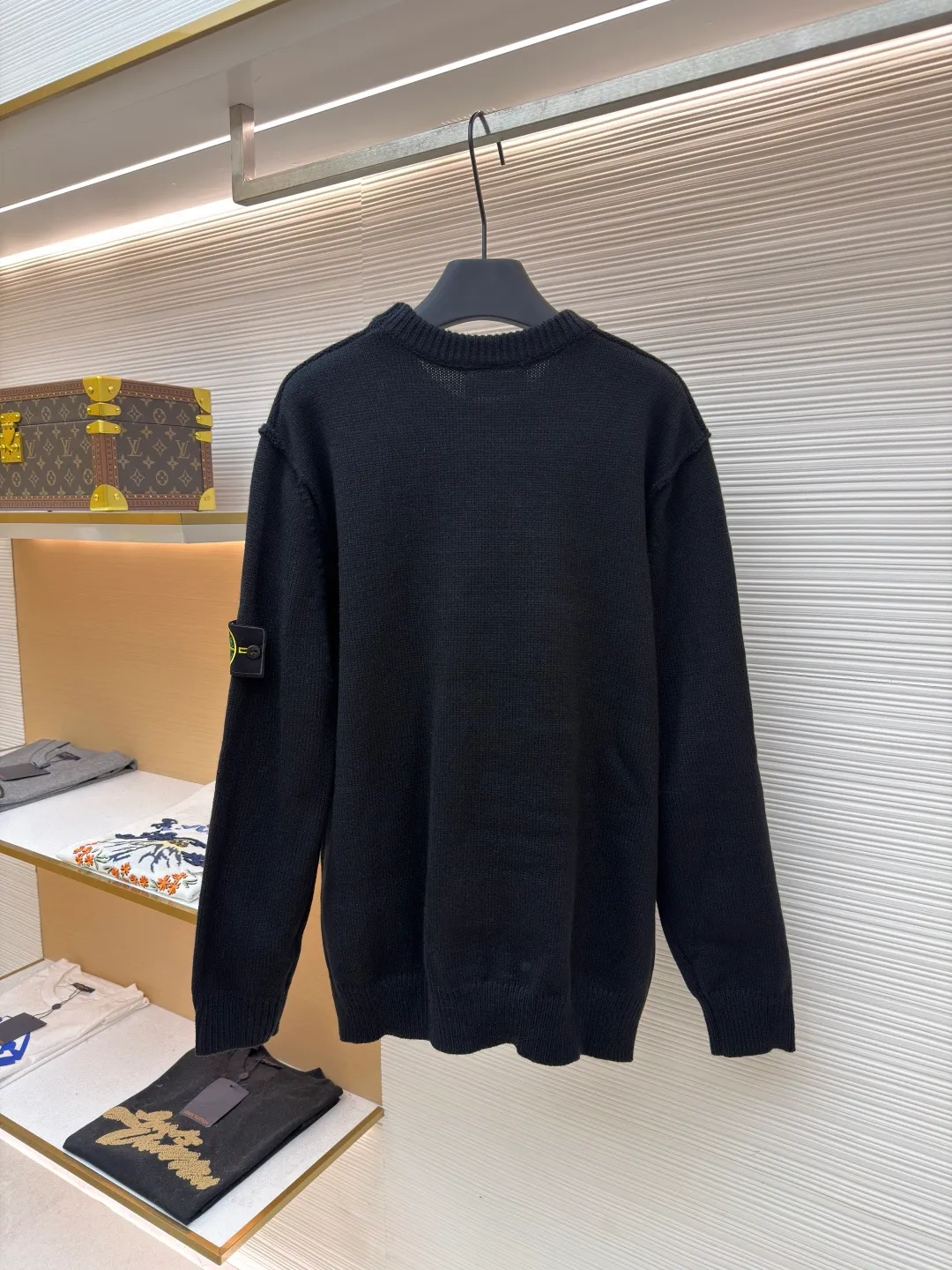 P420 Stonelsland Stone Island arm embroidered logo sweater ●Original version: 3690 purchase and development ●Item number: 1681950-A75 ●Fabric: wool blended fabric ●Technology: knitted ●Color: black ●Version: fitted version ●Weight: about 550 grams ●Size: S-M-L-XL ●Description: Made of 30% wool, 50% cotton, 20% spandex. The arm embroidery logo is made of double-layer soft leather, with embroidery logo technology on the surface and embellishment with the brand logo. Comes with laser engraved metal buttons. Garment washing-fixing color-fixing pattern-removing wool impurities. This style is woven with a 7-needle imported machine, with knitted threads on the neck and hem, and embroidered logos on the arms to present the brand vision. The overall wiring is straight and delicate, the fabric is comfortable and soft, and the color is consistent without color difference. It can be matched with the same style to create a fashionable look and control various occasions. Customized accessories, complete with three standards, same style for men and women!